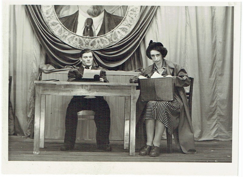 stseen etendusest Ära istu võõrasse tooli, Joala vabriku töötajad