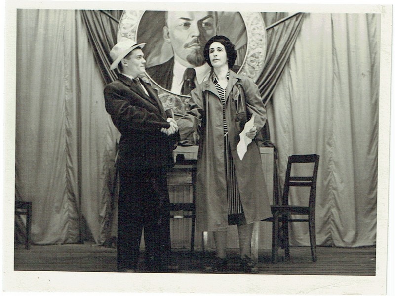 stseen etendusest Ära istu võõrasse tooli, Joala vabriku töötajad