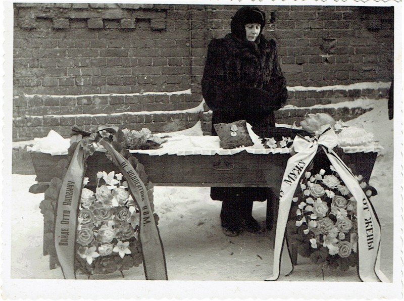 Otto Vaide matused, lesk kirstu juures