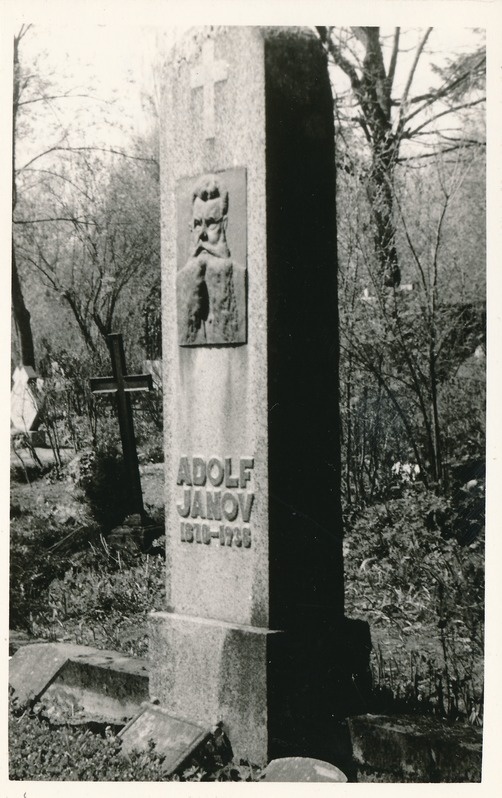 Adolf Janovi hauasammas Rakvere linnakalmistul