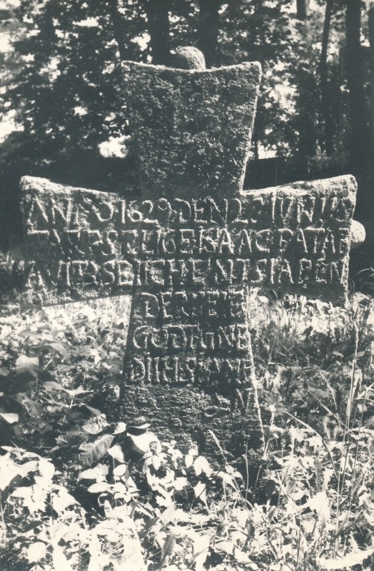 Kivirist Viru-Nigula kirikuaias