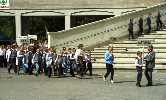Photo-negative. Tartu V International Boy Choirs Song Festival in Tartu 22.06.1996. Getting the train to the Starvere Song Square.