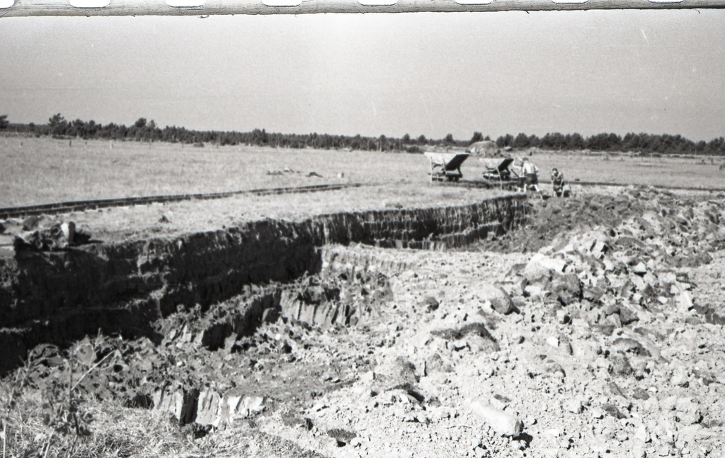 Kellamäe tellisetööstus: mehed vagonettidesse savi laadimas