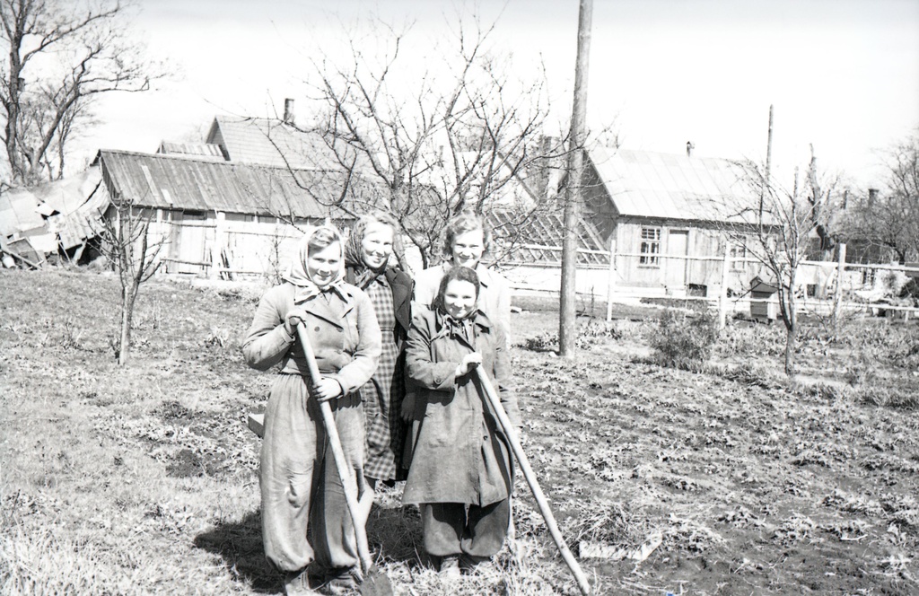Heakorra ja Kommunaalettevõtete aiand Aia tänavas 1955.a.: töötajad fotograafile poseerimas