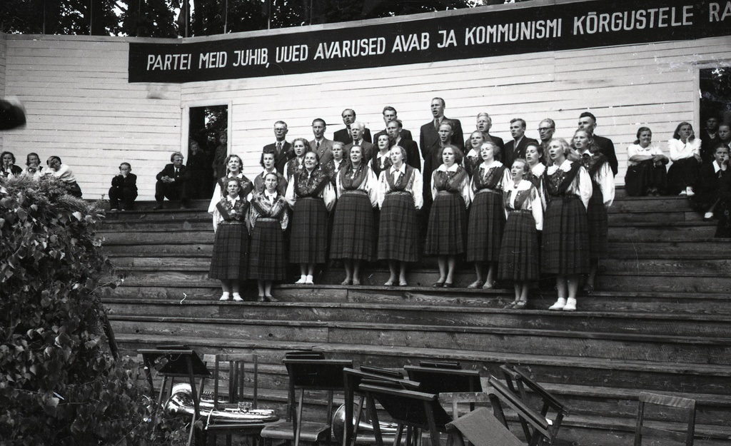 Kingissepa rajooni laulupidu 1955.aastal: esineb Märjamaa kultuurimaja segakoor
