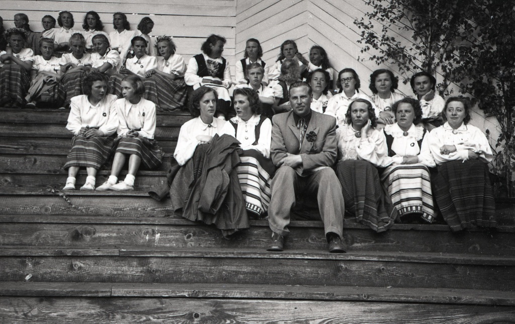 Kingissepa rajooni laulupidu 1955. aastal: laululaval puhkavad Tallinna külalised