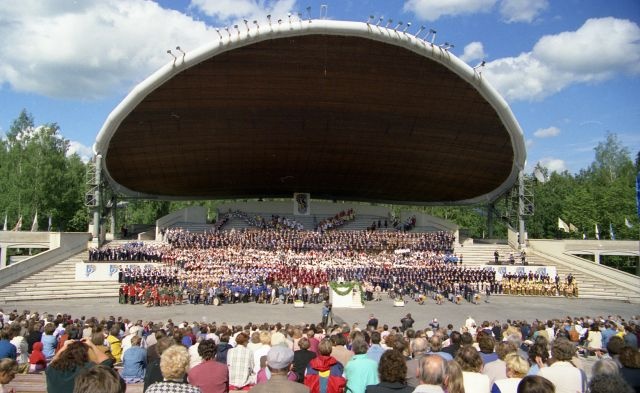Photo-negative. Tartu V International Boy Choirs Song Festival in Tartu 22.06.1996. View of the song square.