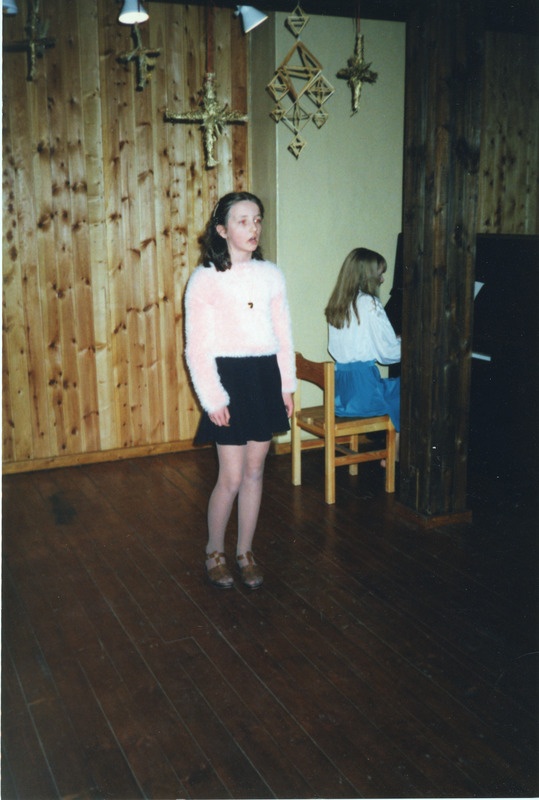 Laste lauluvõistlus Iisaku muuseumis 1998. a.  Laulab Katrin Mölder, klaveril saadab Rita Marits.