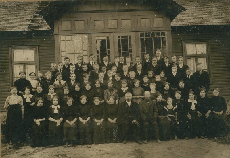 Leeripilt Avinurme pastoraadi taustal