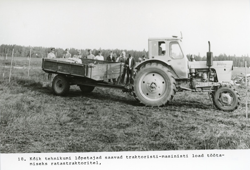 Kehtna Näidissovhoostehnikum, lõpetajad saavad traktoristi-masinisti load