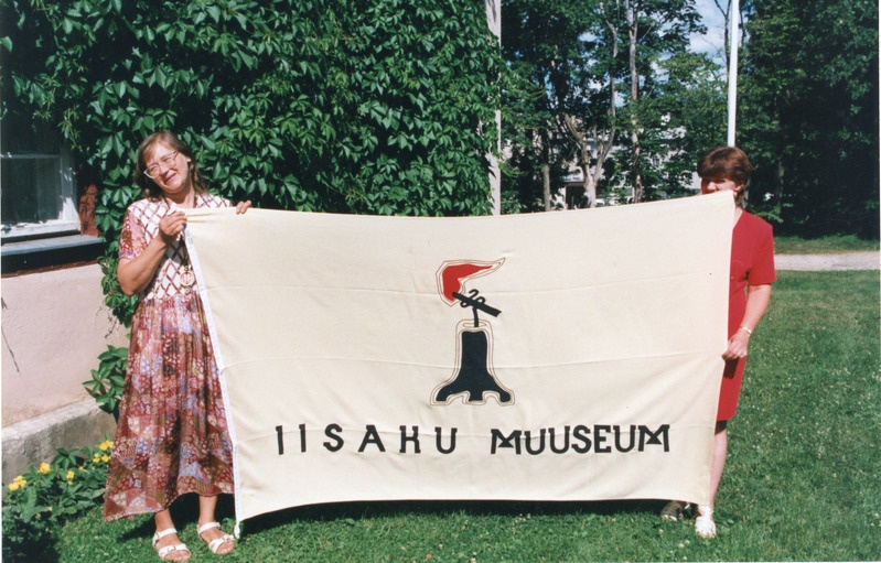 Iisaku muuseumi logoga lipp