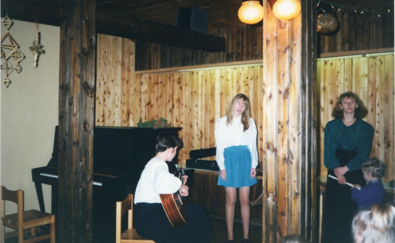 Laste lauluvõistlus Iisaku muuseumis.Laulab Rita Marits, kitarril saadab Koidu Ahk