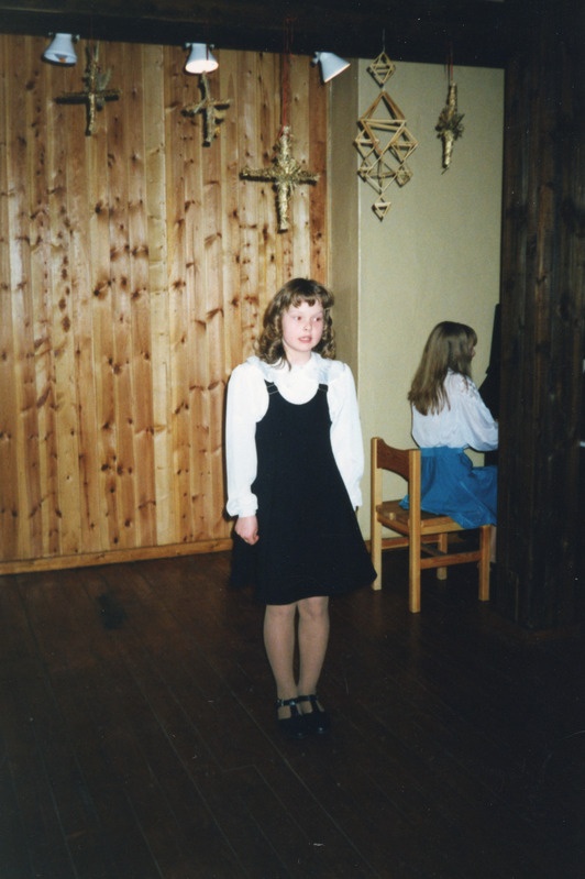 Laste lauluvõistlus Iisaku muuseumis. Laulab Katre Karu, klaveril saadab Rita Marits