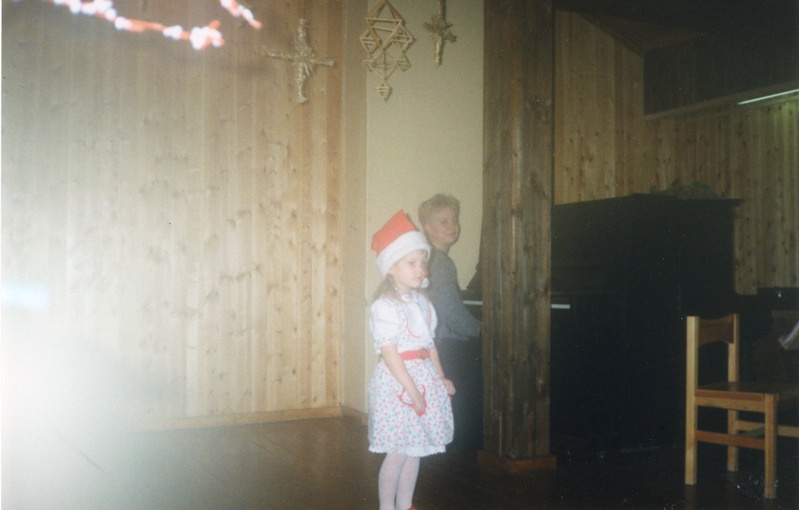 Laste lauluvõistlus Iisaku muuseumis.  Laulab Krista Kallavus, klaveril saadab Anne Velt.