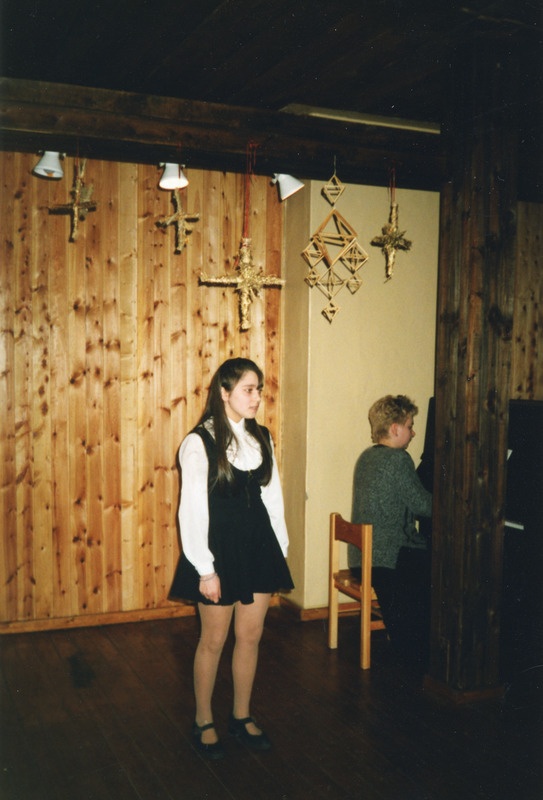 Laste lauluvõistlus Iisaku muuseumis. Laulab Alfia Kõrv, klaveril saadab Anne Velt