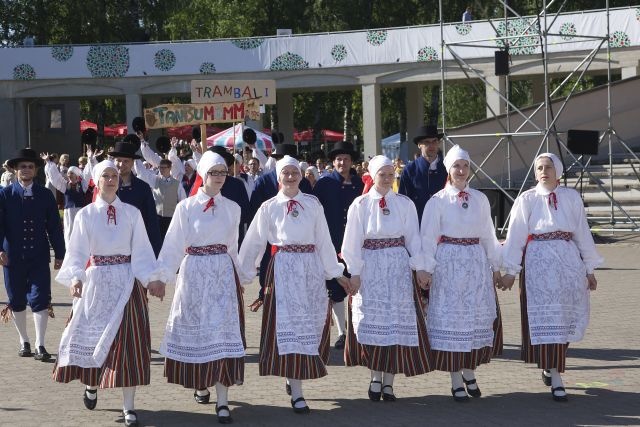 Digital photo. Tartu Laulupidu 2014. The train runs to the song field.