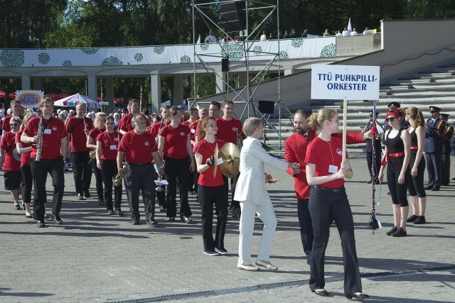 Digital photo. Tartu Laulupidu 2014. The TTÜ recreational archester trained to reach the song square.