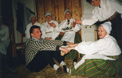 foto vanad jõulukombed Iisaku muuseumis 1998. a  similar photo