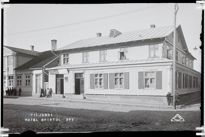 fotonegatiiv, Viljandi, hotell Bristol Suure turu ja Linnu tänava nurgal, vasakul asuva algkooli õpilased tänaval  duplicate photo