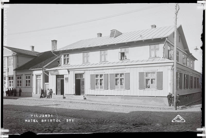 fotonegatiiv, Viljandi, hotell Bristol Suure turu ja Linnu tänava nurgal, vasakul asuva algkooli õpilased tänaval