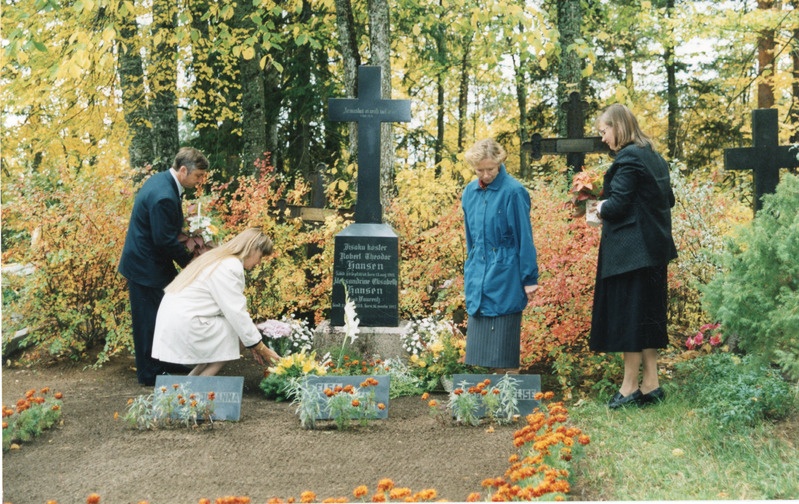 Robert Th. Hanseni 150. sünniaastapäev Iisakus. Iisaku kalmistul lilli asetamas.