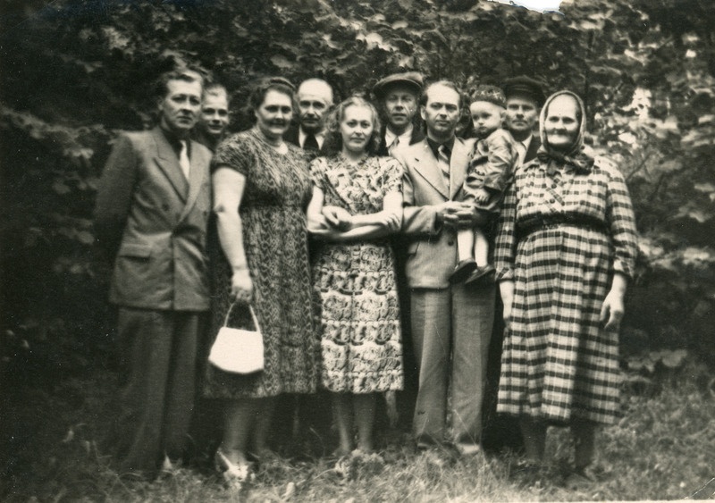 Surnuaiapühal. Elmar, Aadu ja Meeri Aunap, Pärja, Erich ja Vello Seli