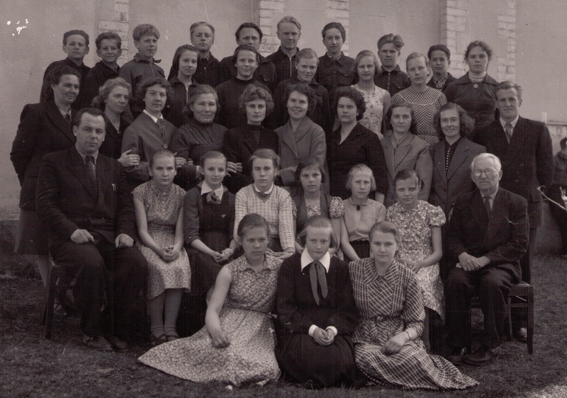 Iisaku kooli õpetajad ja õpilased.