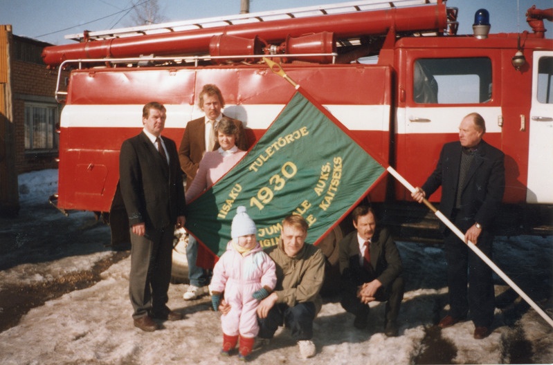 Iisaku tuletõrjesalk auto juures H.Rebina, S.Bogdanov, I.Virumäe, A.Bogdanov, A.Nurgamaa, P.Palmet, Oliver ...