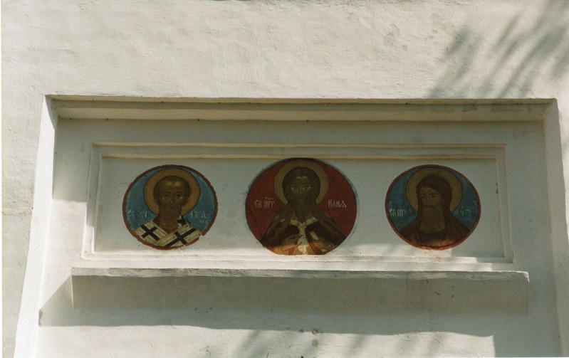 Vasknarva vaade, kiriku ukse kohal pühakud