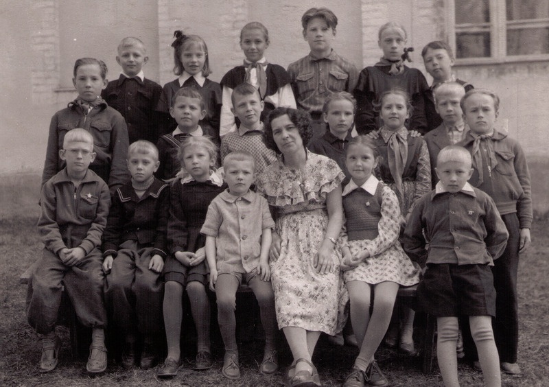 V. Solovjova ja Iisaku kooli vene osakonna õpilased