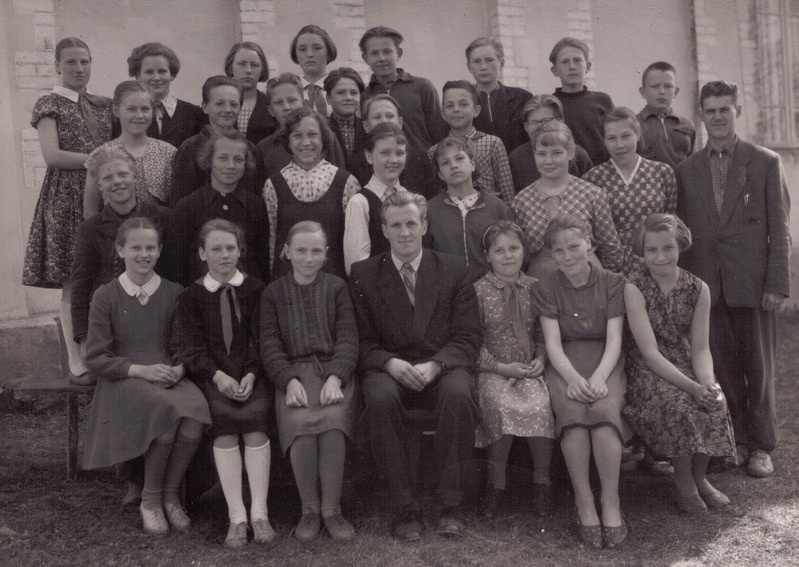 Iisaku kooli õpetaja Rein Kaljumäe ja õpilased.