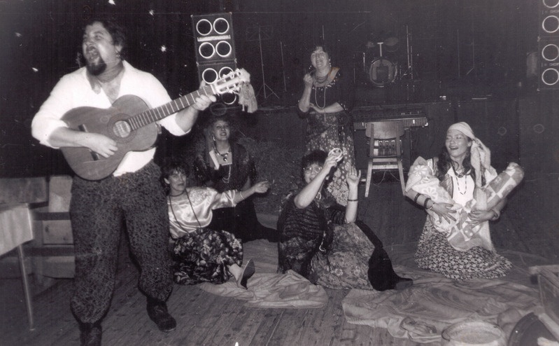 Lavastuse "Mustlased" tegelased Margus Kikas, Anu Paas, Anne Jõgi, Tiiu Heinberg, Eve Reiska, Tanja Jefimova Elken