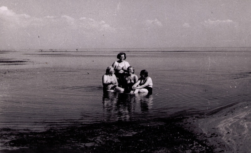 Iisaku juuksur koos oma õe ja sõbrannadega Peipsi järves ujumas