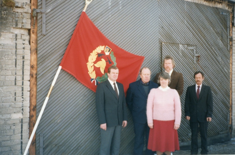 Iisaku tuletõrjesalk, auto juures H.Rebina, S.Bogdanov, I.Virumäe, A.Bogdanov, A.Nurgamaa