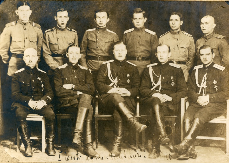 Nikolai Vildenau, istub keskel