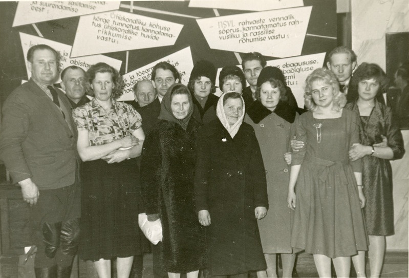 Iisaku sovhoosi rahvas 1963. a Sompas, aktivistide kokkutulekul