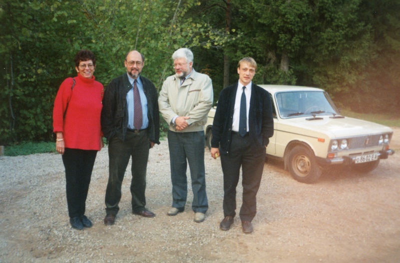 Hanne ja Claus Hansen Eiby kommuuni vanem, Valdo Kaarlõpp ja Paavo Palmet külalistega