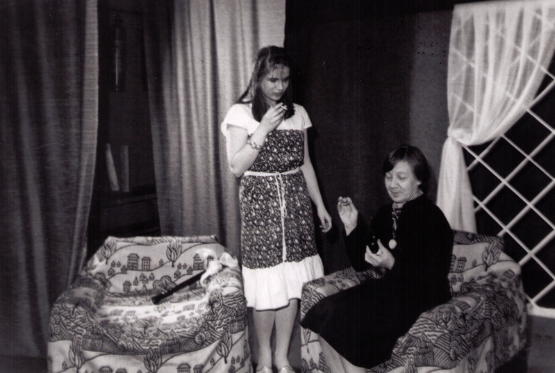 Lavastuse "Ebavõrdne abielu" tegelased Eda Rajamets, Laine Nimvitski