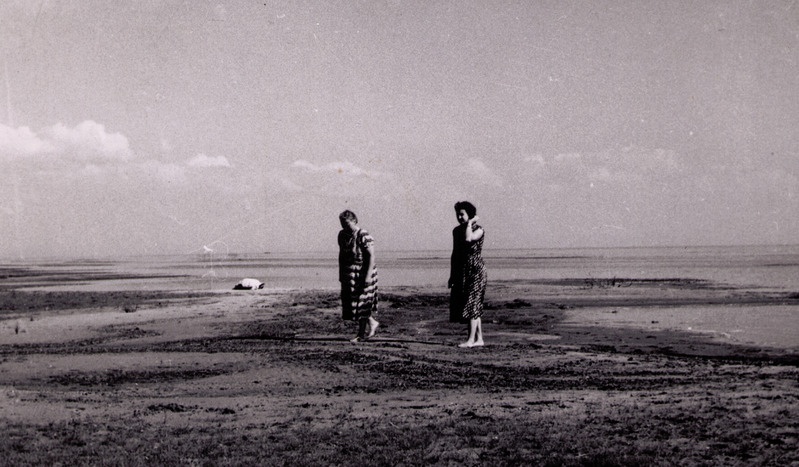 Peipsi järve rannal jalutamas