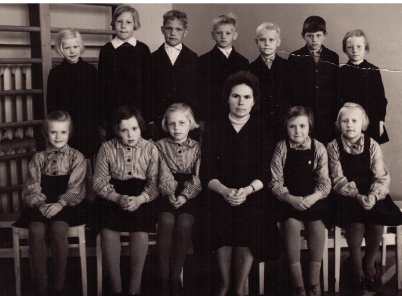 Iisaku kooli õpetaja Elve Saarepuu ja õpilased