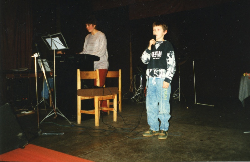 Iisaku rahvamajas "Viisiratas". Klaveril Tanja Jefimova, laulab Leemet Prits