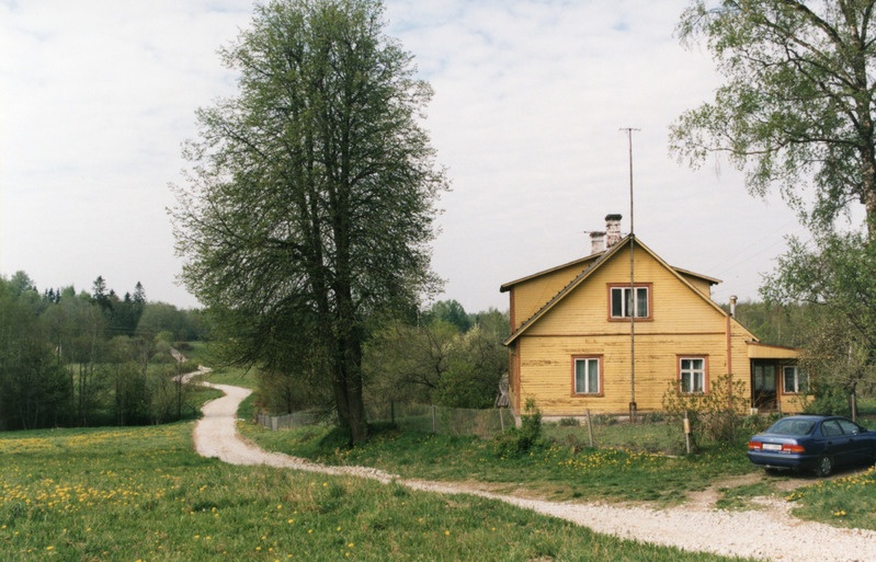Iisaku muuseumi töötajad kogumisretkel Sõrumäel Väino Sääsk´i kodus