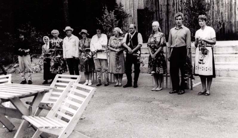 Lavastuse "Mikumärdi" tegelased Vilma Kirspalu, Mare Raudvere, Heiki Kesler, Eda Välimets, Koit Juuse, Luule Kivimägi, Ats Reiska, Heli Säär, Meelis Pällo, Ene Laanemets