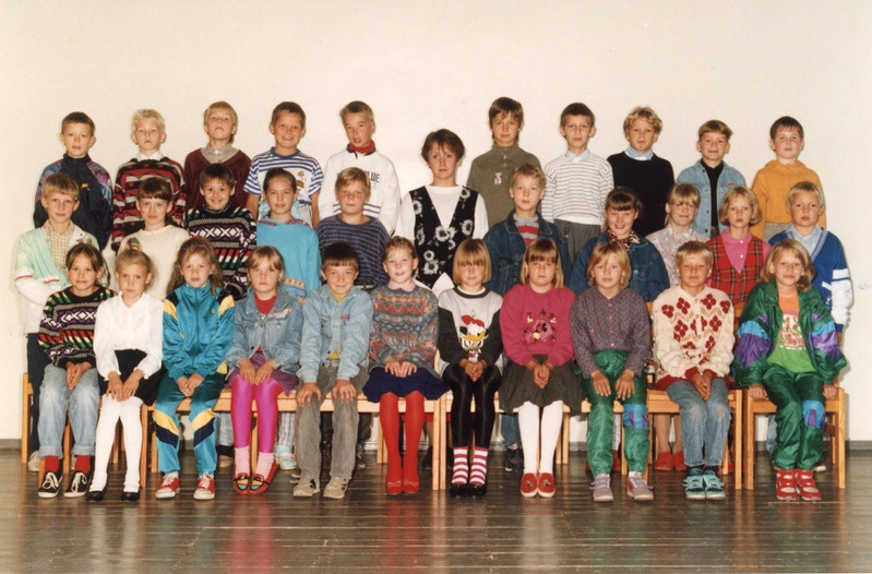 Iisaku kooli klassipildid 1995/96 õ-a, II klass ja klassijuhataja Katrin Kõrgnurm