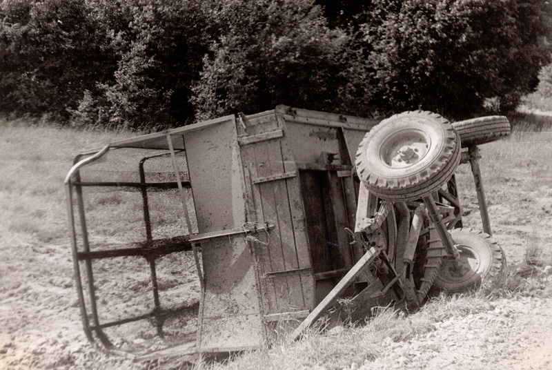 Traktori käru külili