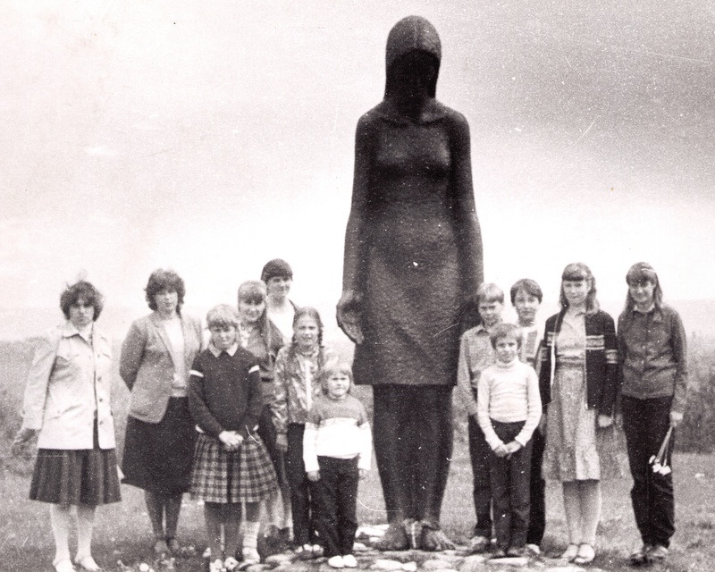 Ausamba juures Iisaku KK õpilased ja õpetajad