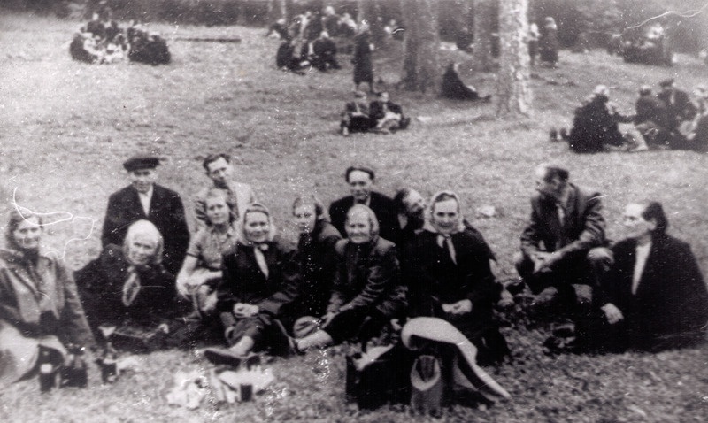 Vaikla rahvas surnuaiapühal