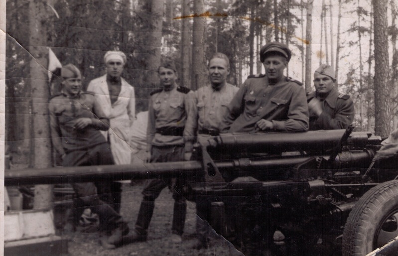 Ferdinand Juuse sõjaväes, toetub suurtükile