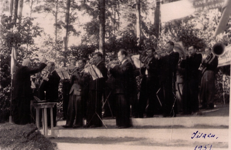 Johannes Karri juhatab orkestrit.