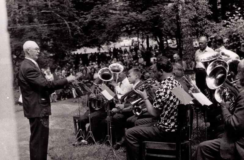 Johannes Karri orkestriga esinemas.